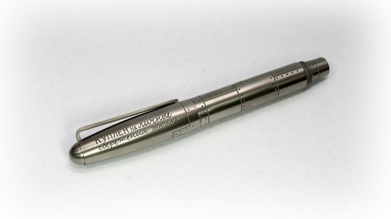 Ручка  Ас - Куплен на личные сбережения экипажа, текстурированная, перо